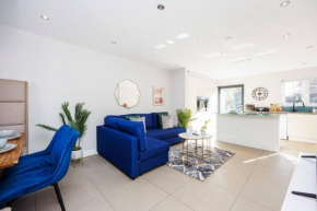 4 Bed Townhouse in Uxbridge Ideal For Families or Contractors By AV Stays Short Lets